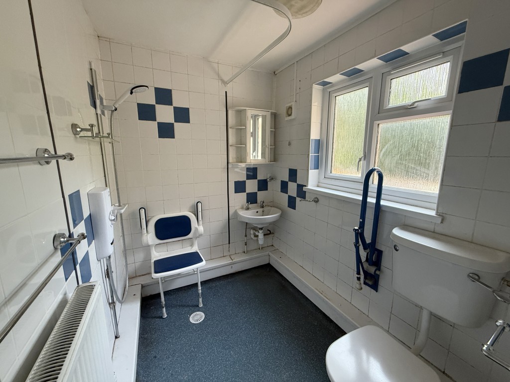 Lot: 30 - GROUND FLOOR FLAT IN NEED OF IMPROVEMENT - Shower Room in Flat in need of improvement